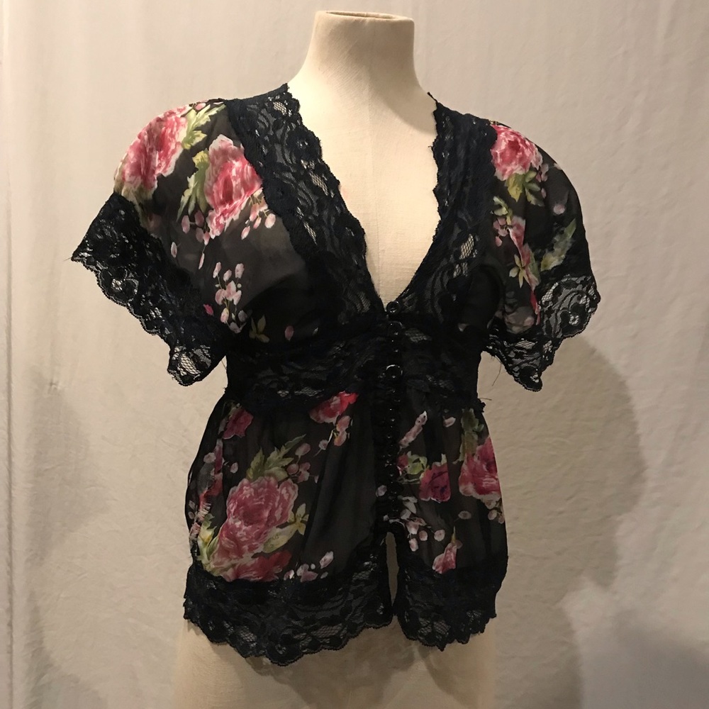 Women’s sheer top in needy with floral print